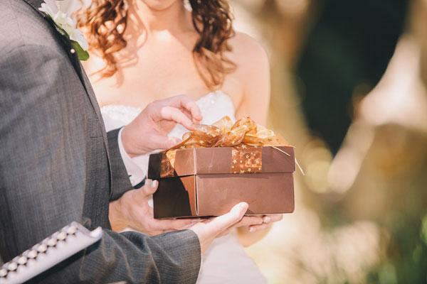 Hvordan laver man en gave til et bryllup med egne hænder?